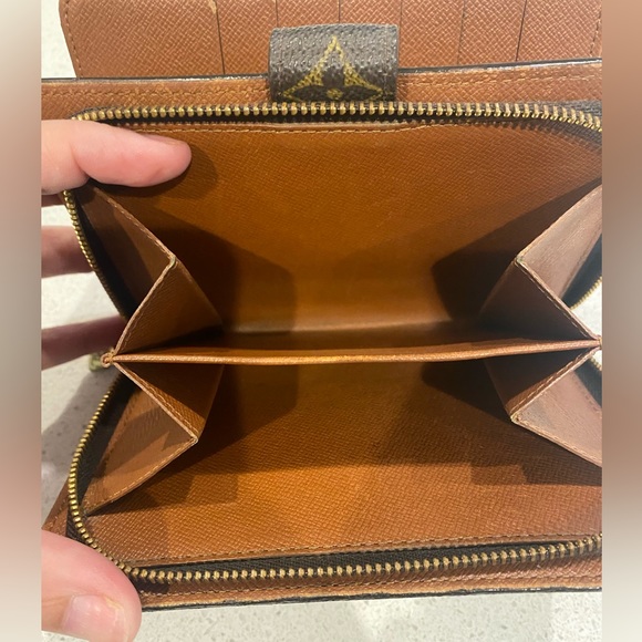 Louis Vuitton Medium Wallet - Picture 6 of 6